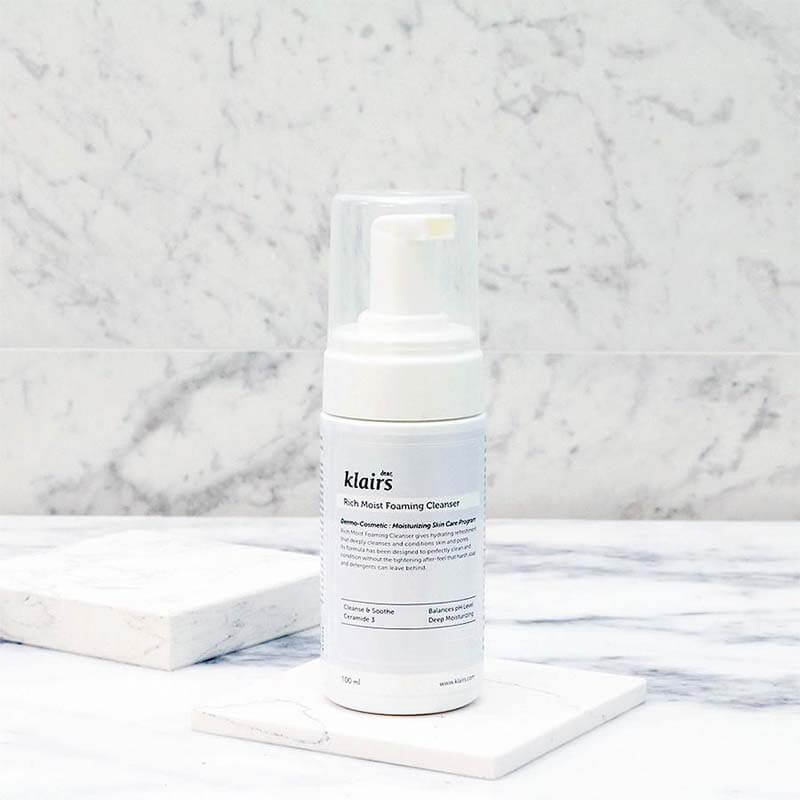 Sữa rửa mặt dạng bọt Klairs Rich Moist Foaming Cleanser 100ml - dưỡng ẩm, làm mềm da
