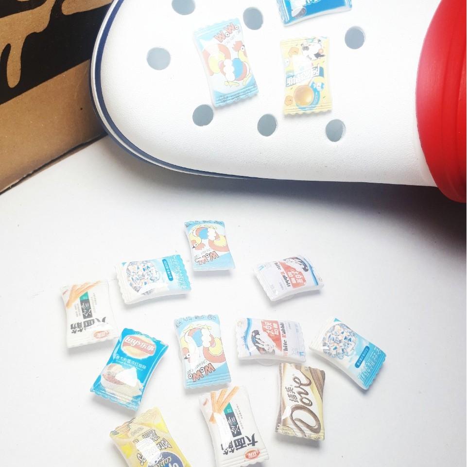 Jibbitz loại nút sticker cài dép crocz, dép sục hình gói kẹo