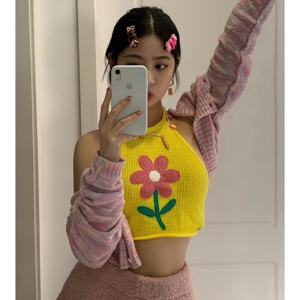 Áo croptop kiểu nữ 3 lỗ ôm body cổ yếm không tay len dệt kim bông hoa phía sau cột dây màu vàng