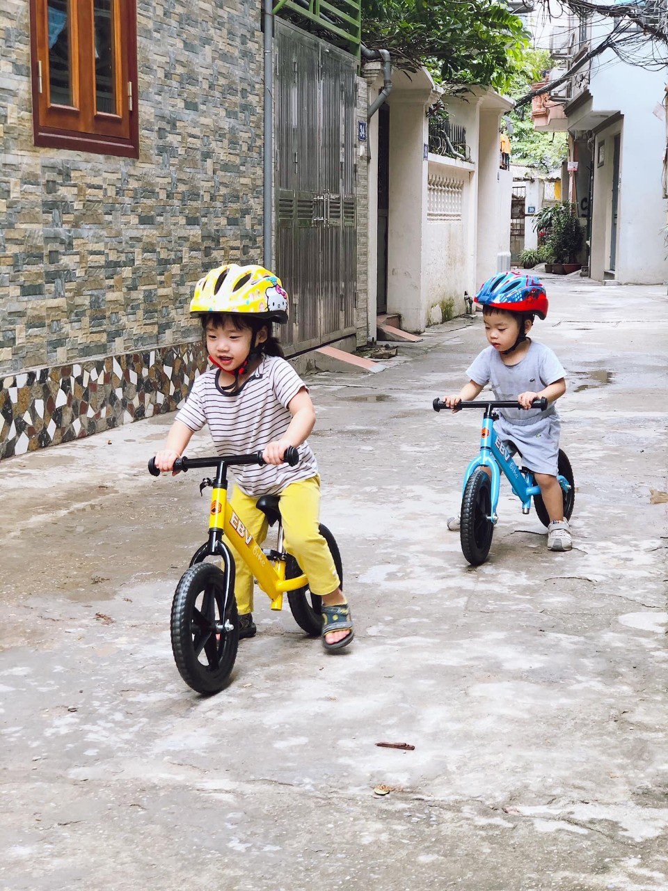 XE THĂNG BẰNG EM BÉ VÀNG