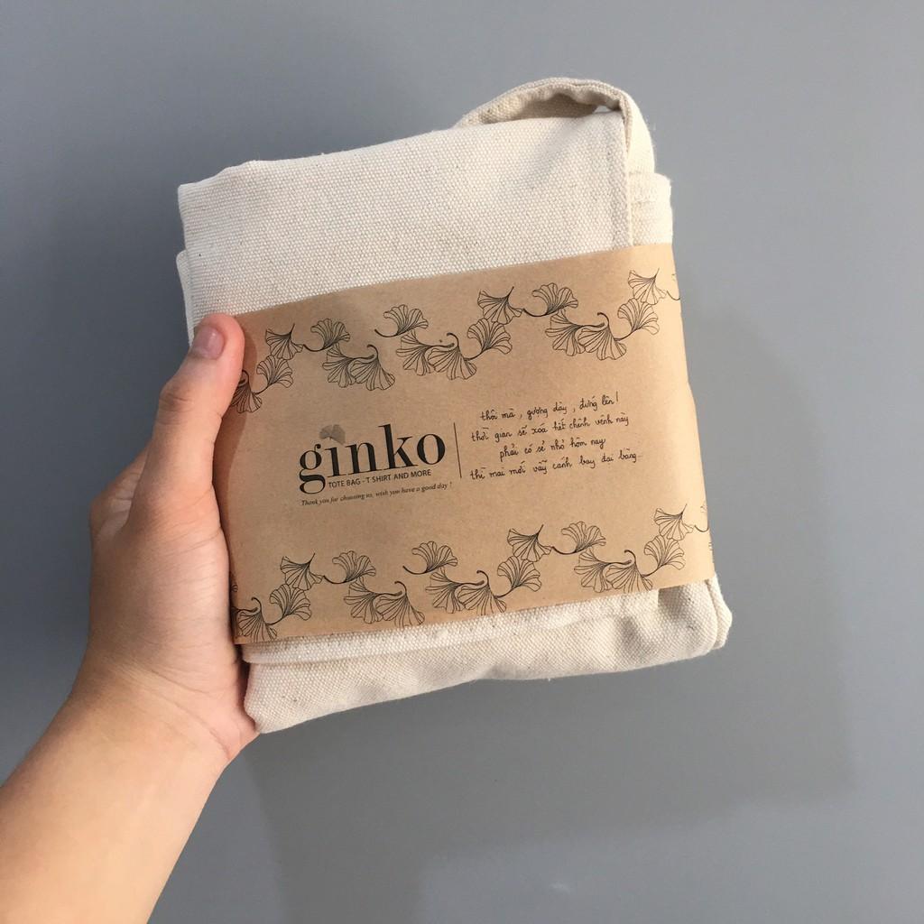 Túi Tote Vải Mộc Ginko kiểu basic có dây kéo khóa miệng túi đựng vừa laptop 14 inch và nhiều đồ dùng khác In Hình Good Things Take Sometime M35
