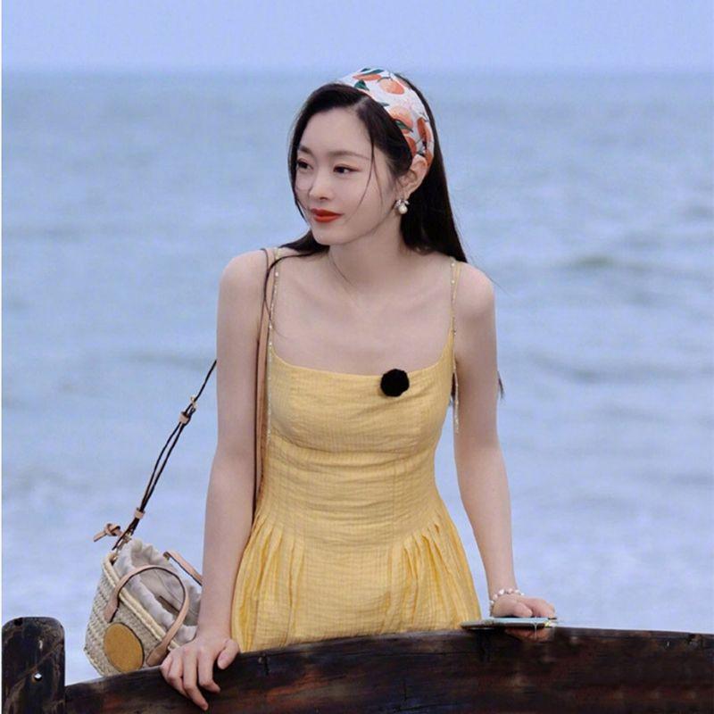 DONGSHOP Ngôi sao Triệu Lộ Tư cùng mẫu váy màu vàng, con cái đi nghỉ hè, thắt lưng, thắt lưng, váy dài.