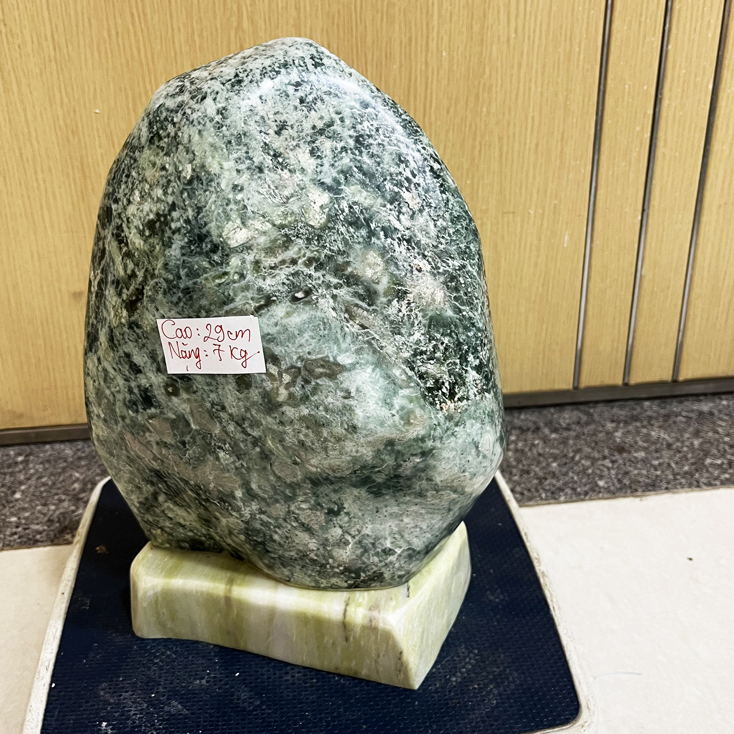 Đá phong thủy để bàn Cao 29 cm, nặng 7 kg, chân đế đá tự nhiên màu xanh cho mệnh Hỏa và MỘc