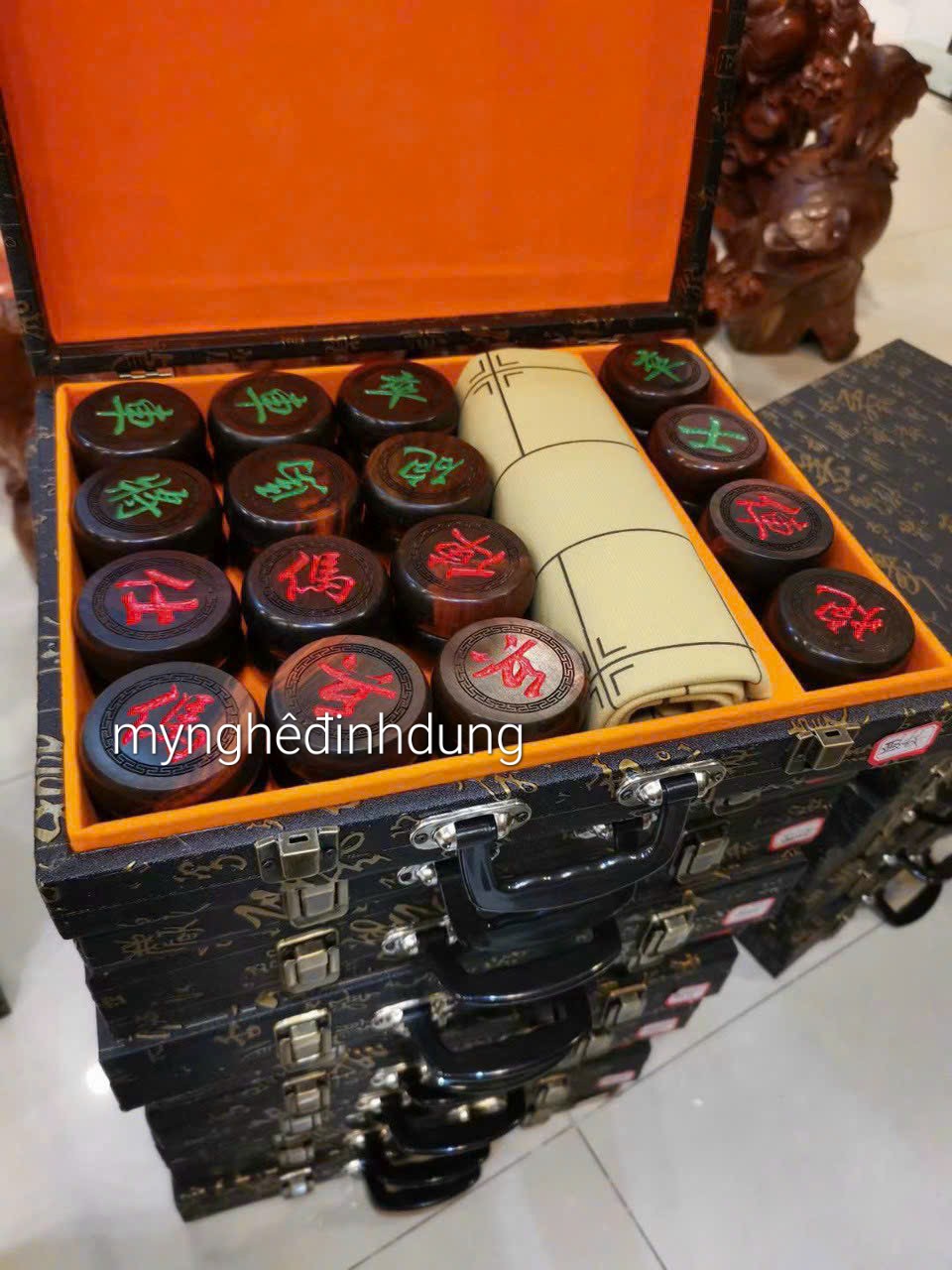 Combo Bộ quân cờ tướng bằng gỗ trắc đỏ đen + hộp da và tấm vải da bàn cờ để chơi