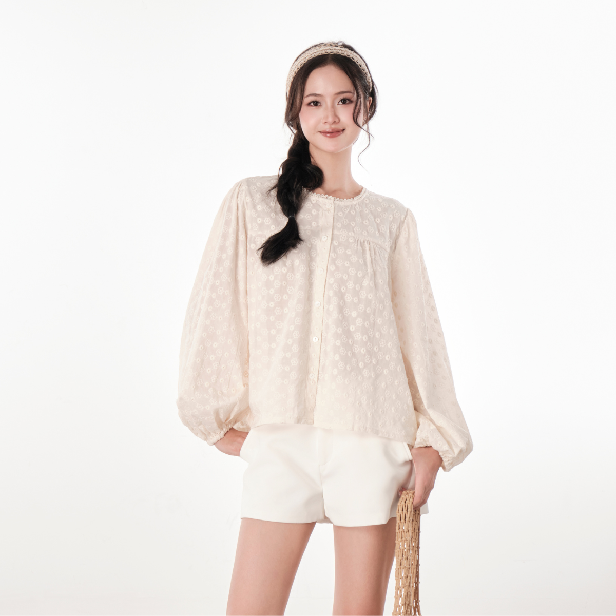 Áo sơ mi nữ thêu hoa tay dài bồng cổ tròn phong cách Liam Miều Est.2013