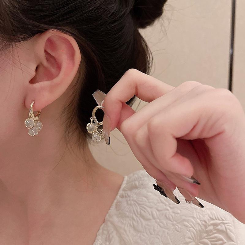 Khuyên tai gài đính hạt châu kiểu dáng thanh lịch bông tai xinh Jennie Accessories T018