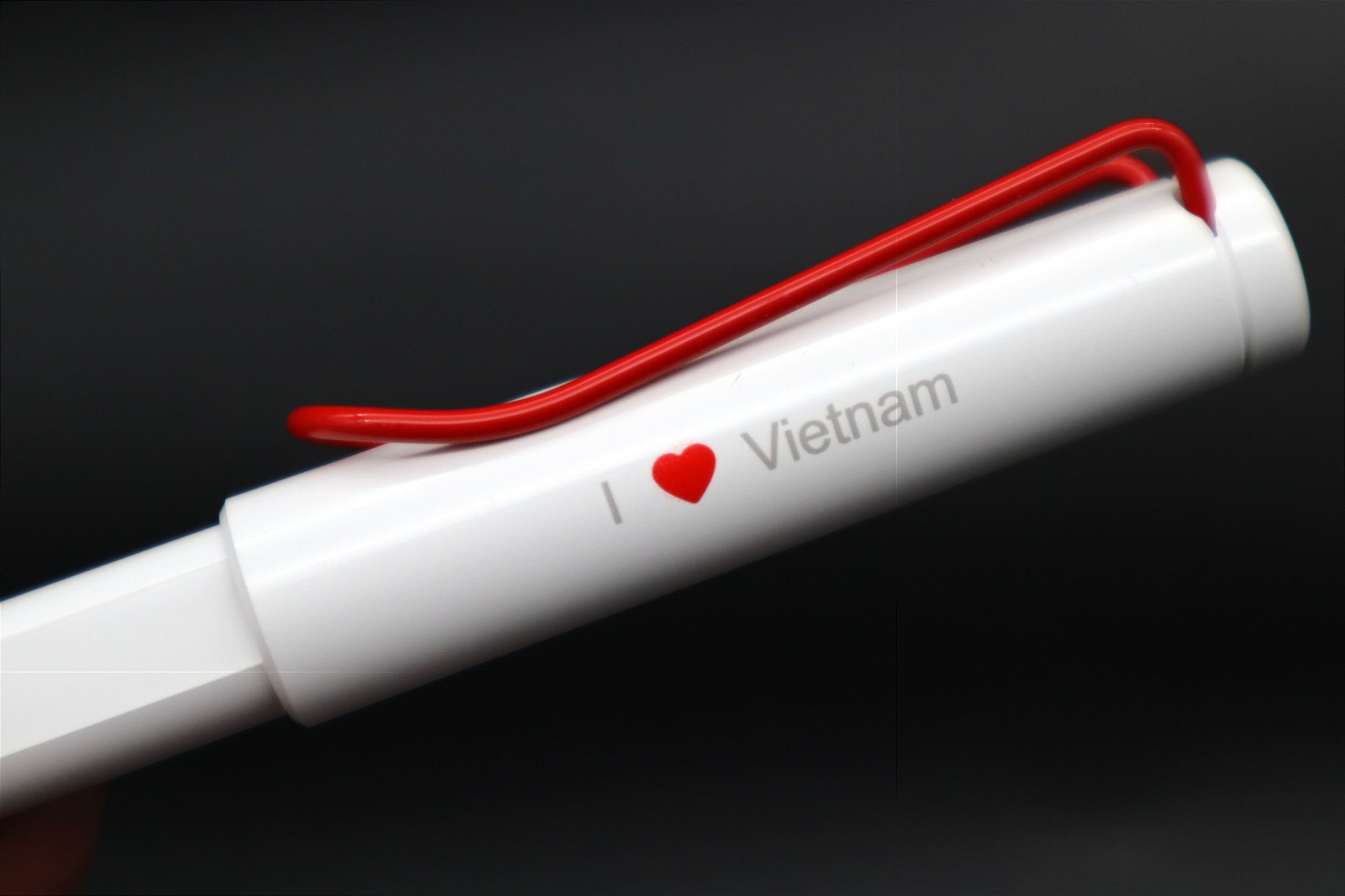 bút máy lamy safari white red clip I love Vietnam limited edition