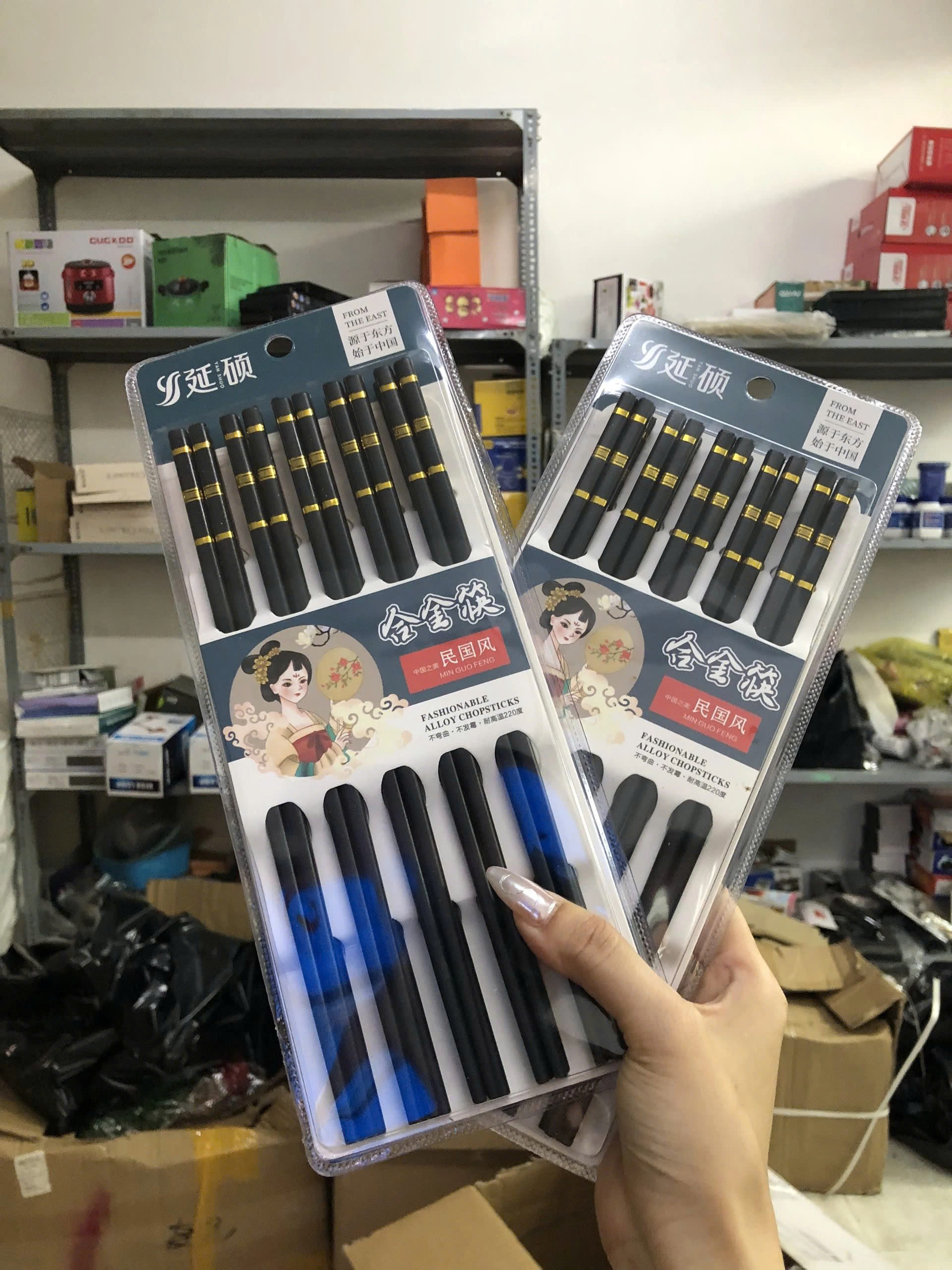 Set 10 đôi đũa 3 sọc đen kháng khuẩn, đũa nhựa chống nấm mốc, chịu nhiệt tốt, an toàn cho người sử dụng