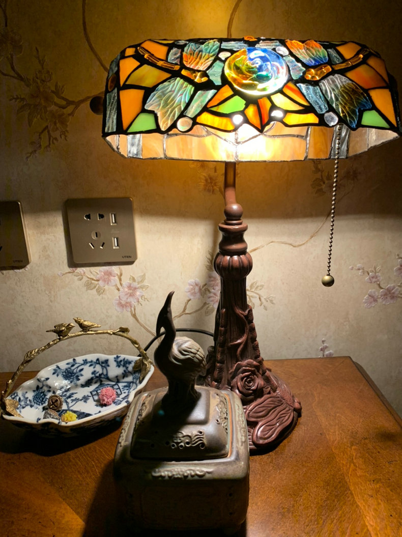 Đèn bàn trang trí DandiHome - đèn ngân hàng phong cách Tiffany tân cổ điển
