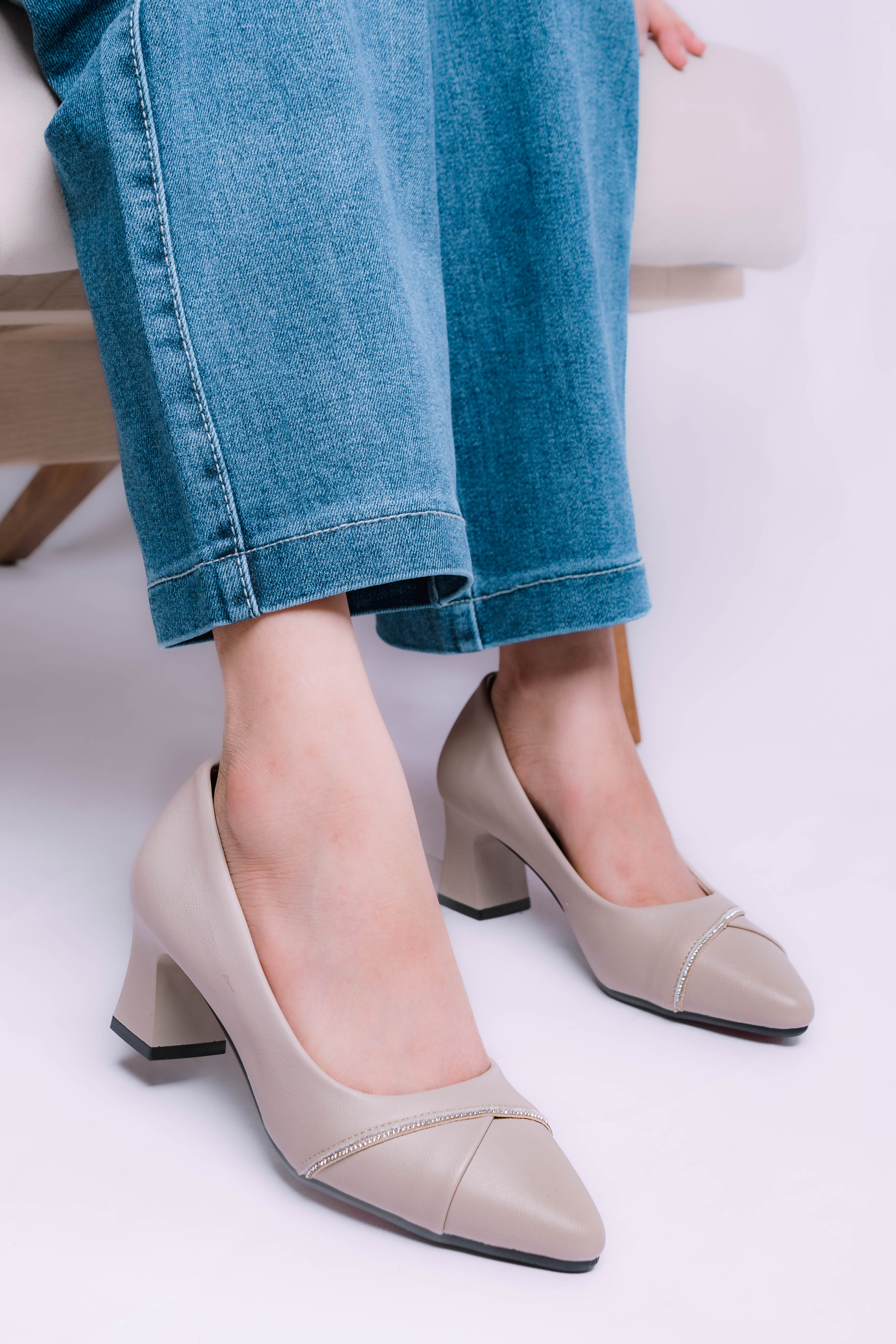 Giày bít cao gót nữ