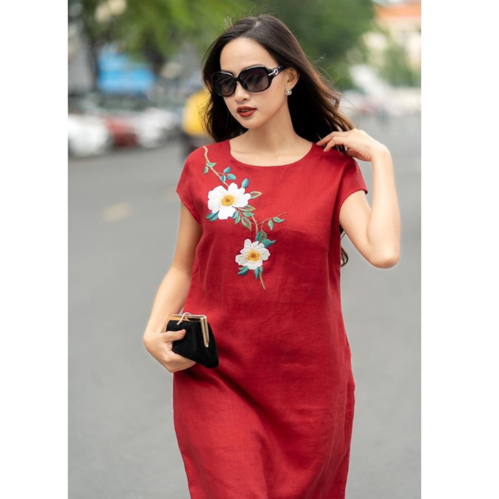 Đầm suông Linen nhập Hàn tay hến thêu hoa dáng bút chì, màu đỏ tươi diện tết trẻ trung ArcticHunter