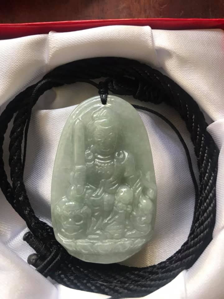 MẶT PHẬT VĂN THÙ ĐÁ CẨM THẠCH TỰ NHIÊN TRẮNG XANH NHẸ NHẸ ĐỘ MỆNH NAM TUỔI MẸO ĐỘ MAY MẮN SIZE CAO 49MM NGANG 31MM DẦY 6MM8 CÓ DÂY