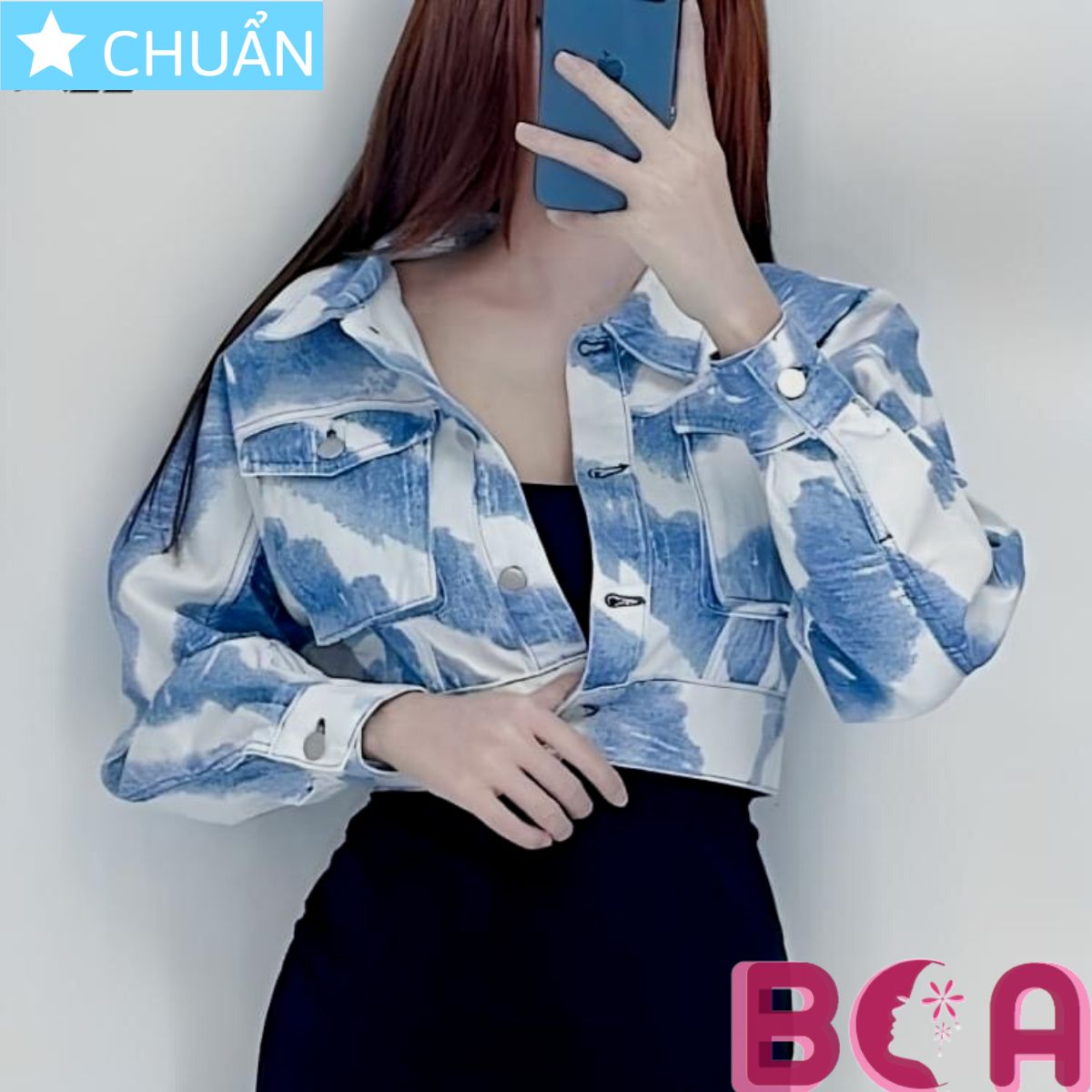 Áo khoác Jeans nữ K22 ROSATA tại BCASHOP màu xanh phối trắng cá tính và thời trang, thể hiện gu thời trang và đẳng cấp