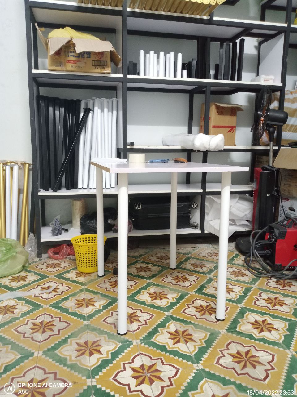 4 chân bàn sắt trắng , cao 72cm .phù hợp cho mọi loại bàn gỗ , đi kèm 16 ốc vít