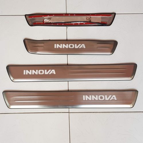 BỘ NẸP BƯỚC CHÂN NGOÀI INOX XE TOYOTA INNOVA CÓ ĐÈN LED