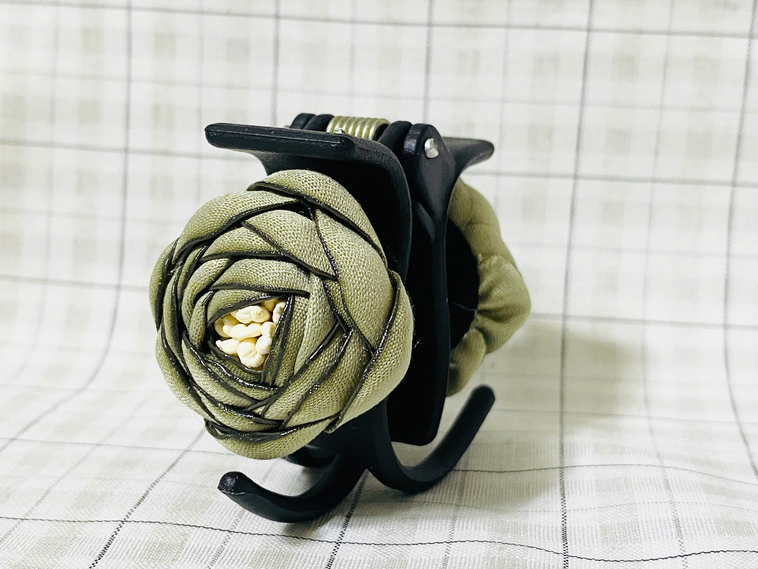 Kẹp tóc càng cua 3 răng đính hoa hồng vải màu xanh đậm kiểu Hàn Quốc