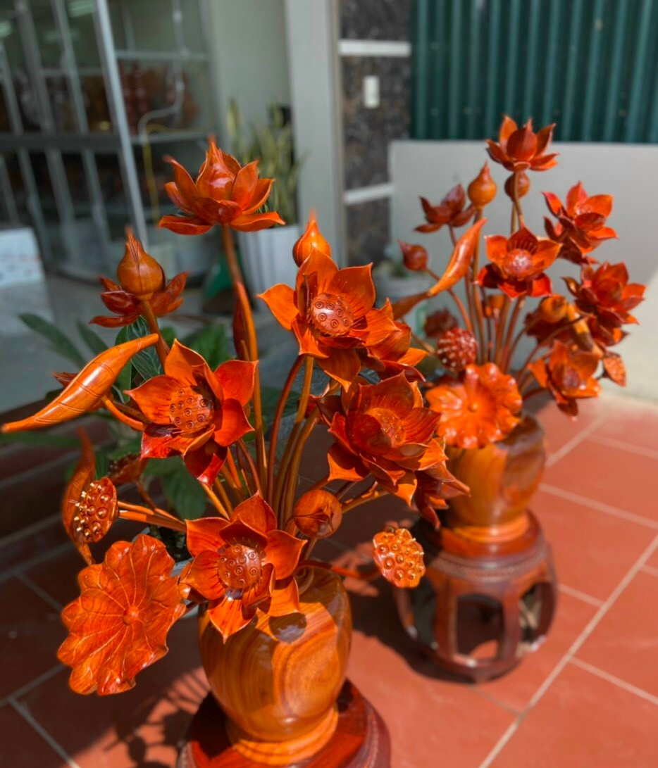 2 bình hoa sen 25 cành ,hoa ,lá gương ,trang trí phòng khách phòng thờ bằng gỗ hương đỏ cực đẹp