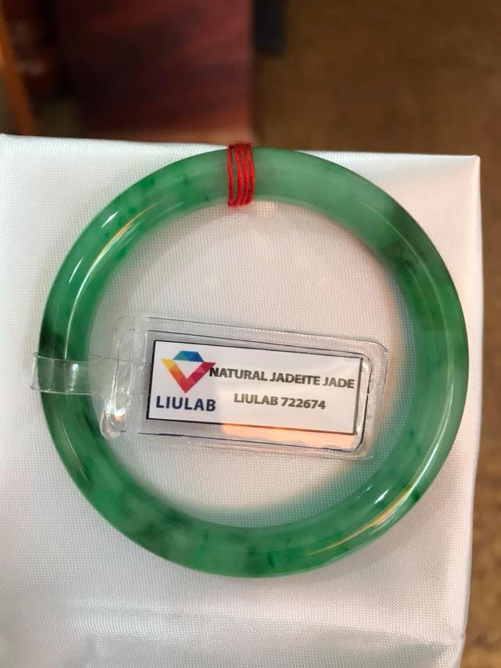 CHIẾC VÒNG NỮ LÝ VÂN A SỊN 49MM KÈM GIẤY KIỂM ĐỊNH LIULAB No 722674 CHẤT LIỆU 100% ĐÁ CẨM THẠCH THIÊN NHIÊN MÀU XANH LÝ VÂN TƯƠI ĐẸP NỮ 45KG-51KG ĐEO SANG TAY Ạ