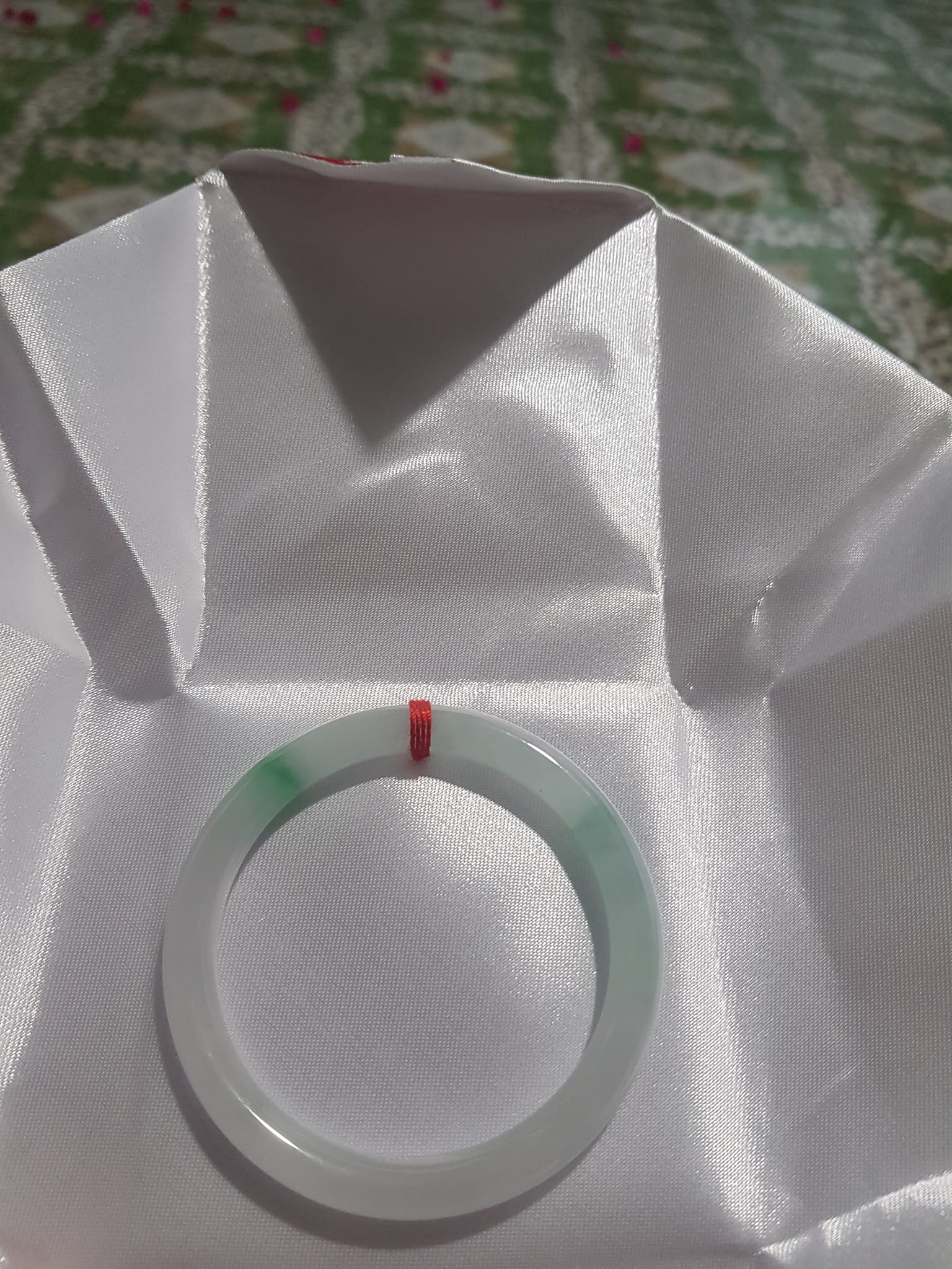 Vòng cẩm thạch tự nhiên Lý A 51mm x 7mm Màu Trắng Bóng 2 điểm xanh lý nhẹ đẹp sang Nữ Mệnh Kim mệnh Thủy 50kg - 57kg ạ