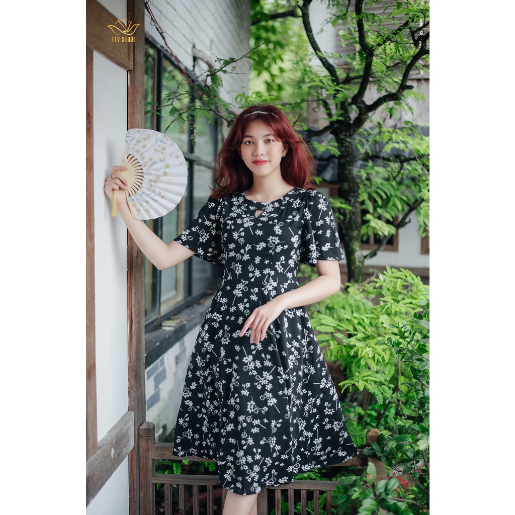 Đầm xòe thời trang trung niên TTV1210 TTV Store thiết kế đi chơi đi tiệc cổ tròn khoét V tay loe đen hoa trắng
