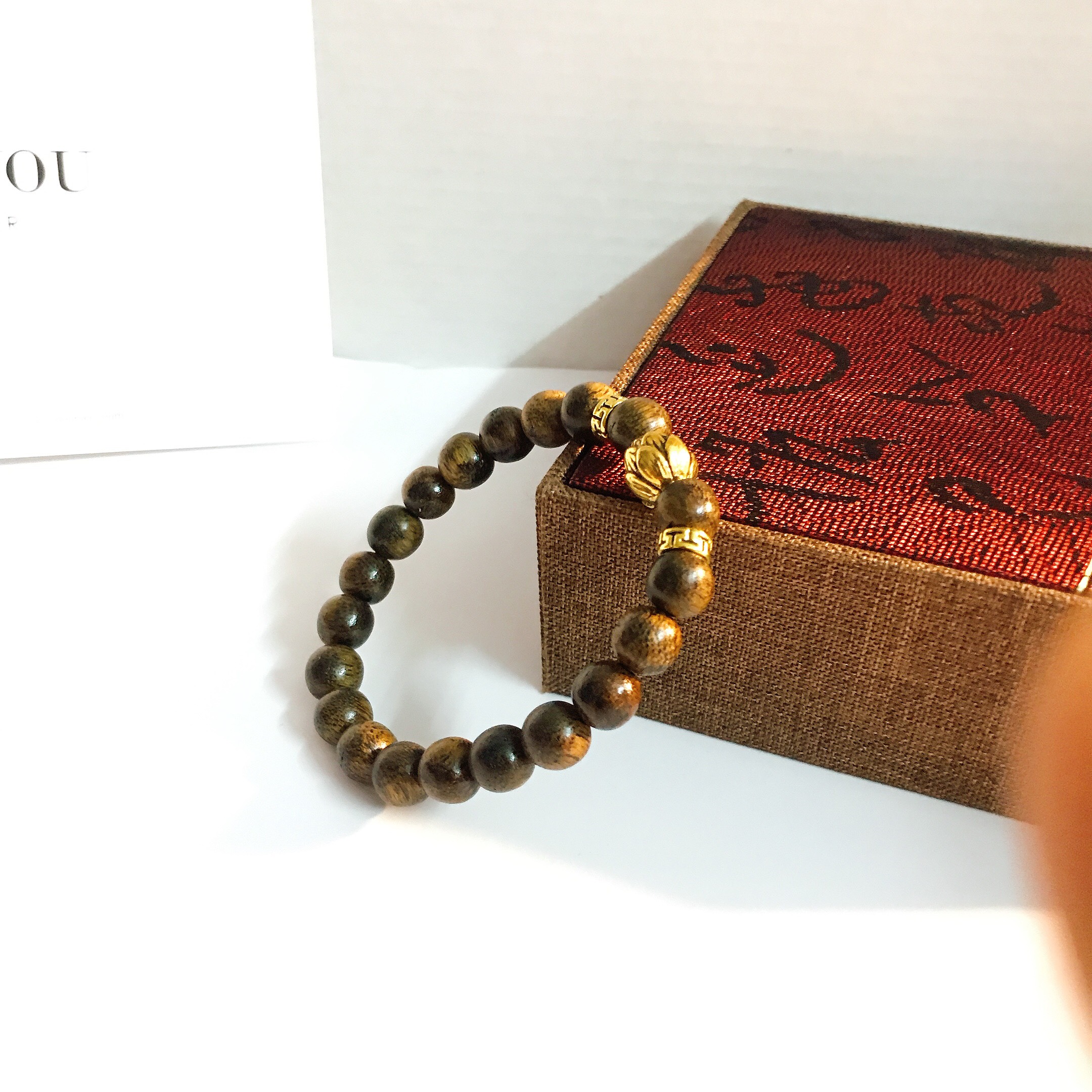 Vòng tay trầm hương hoa sen mạ vàng 18k