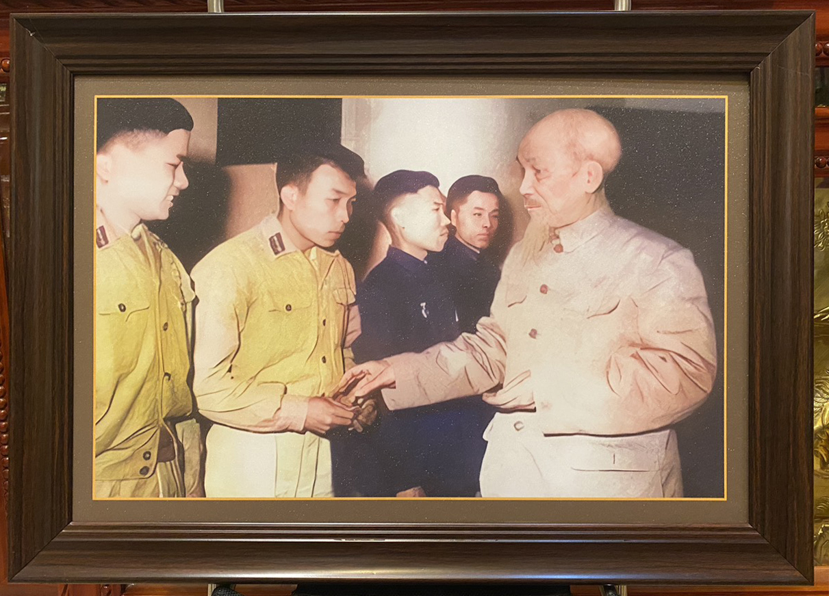 Tranh in dầu : Chủ tịch Hồ Chí Minh với lực lượng Công an nhân dân -IN201