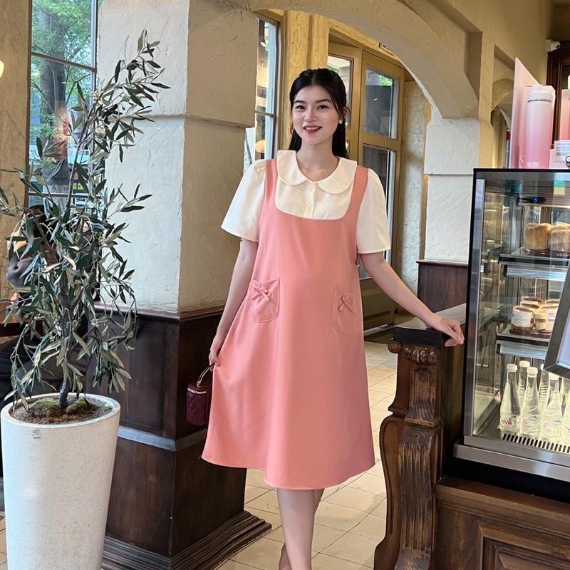 Đầm bầu yếm liền cổ sen phối túi đính nơ form suông thanh lịch chất cotton lạnh Váy Bầu Xinh - Nâu
