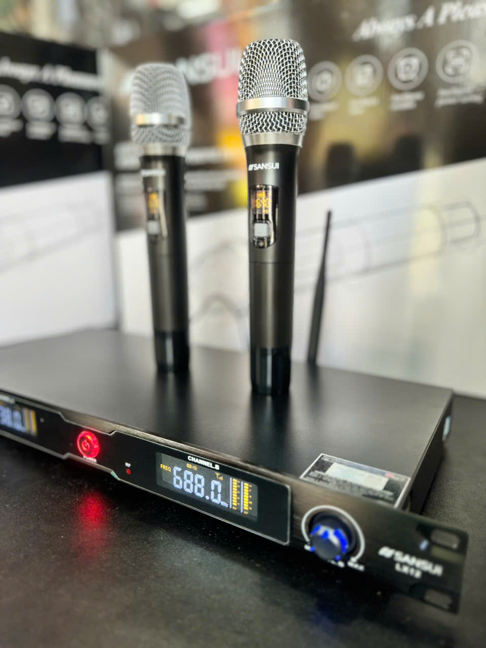 Micro Không Dây SANSUI LX 12- Tần Số UHF - Chống Hú Tốt - Nhẹ Hơi - Chất Âm Hay - Hàng Nhập Khẩu