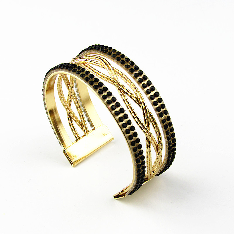 Vòng đeo tay chữ C ôm tay