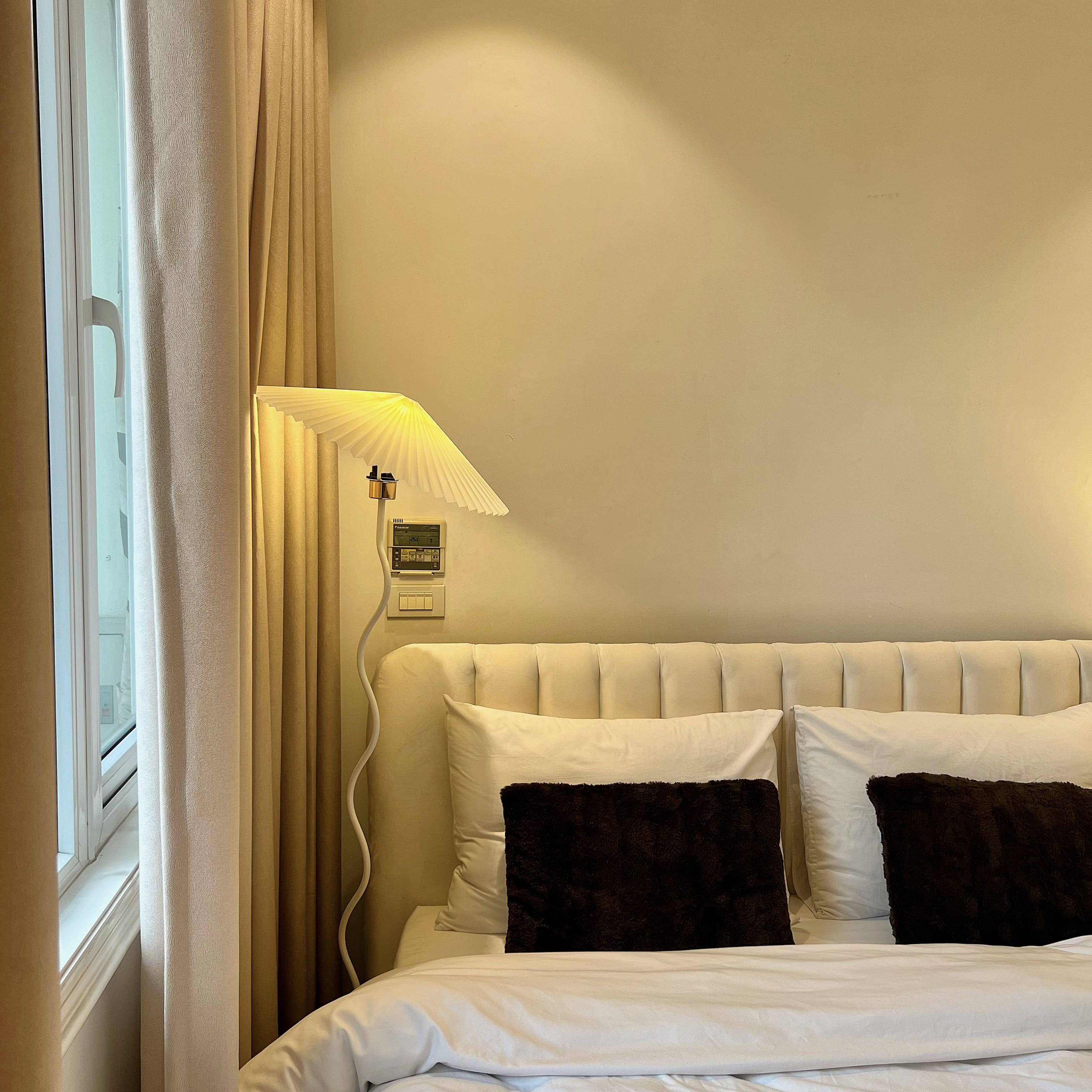 Đèn cây đứng decor đọc sách, đèn ngủ cho phòng ngủ, phòng khách kiểu sóng lượn Hàn Quốc màu trắng DC001T