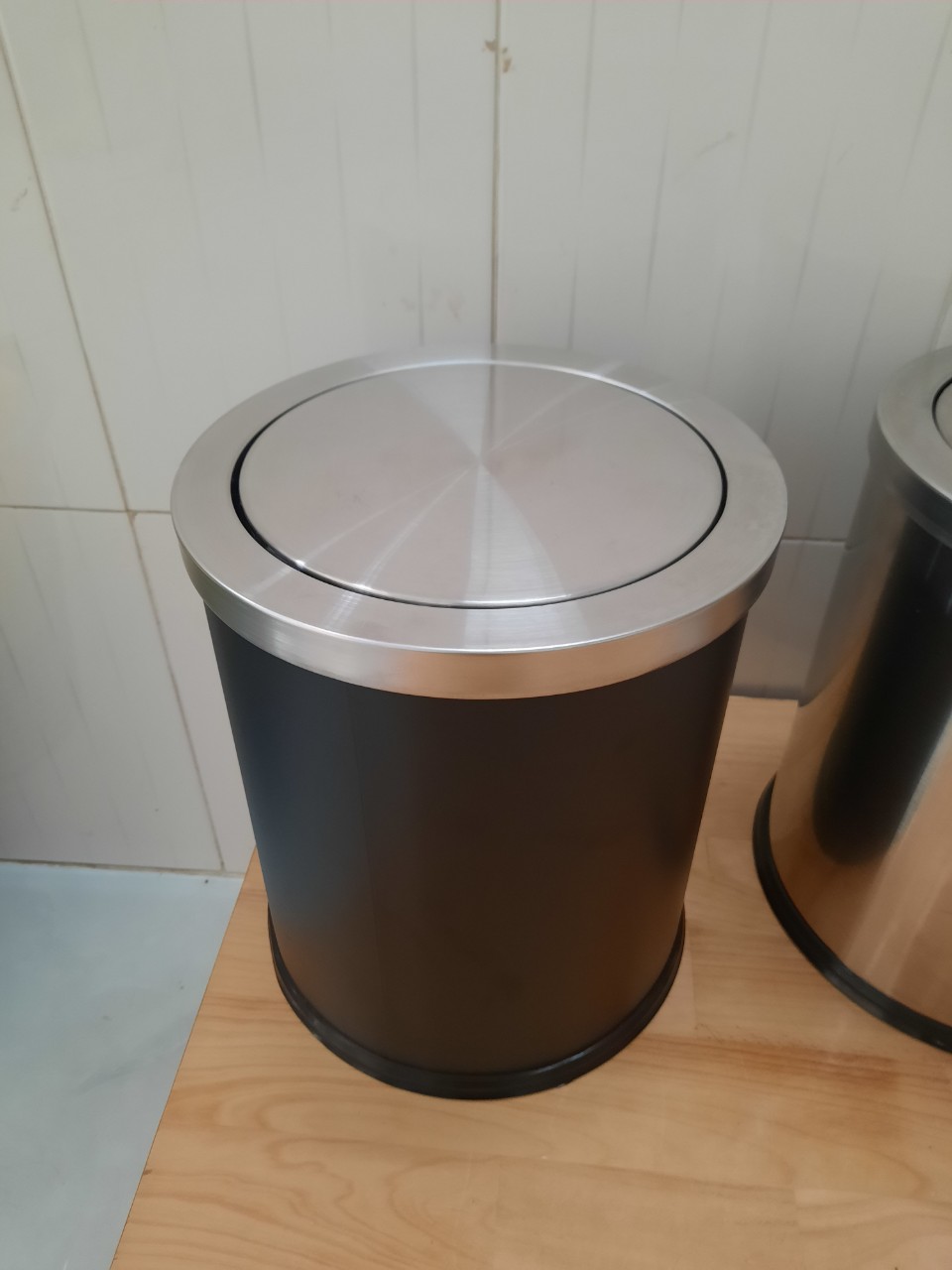 Thùng rác inox nắp lật tròn