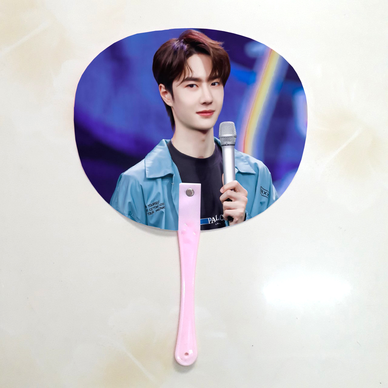 Qụat cầm tay  Vương Nhất Bác