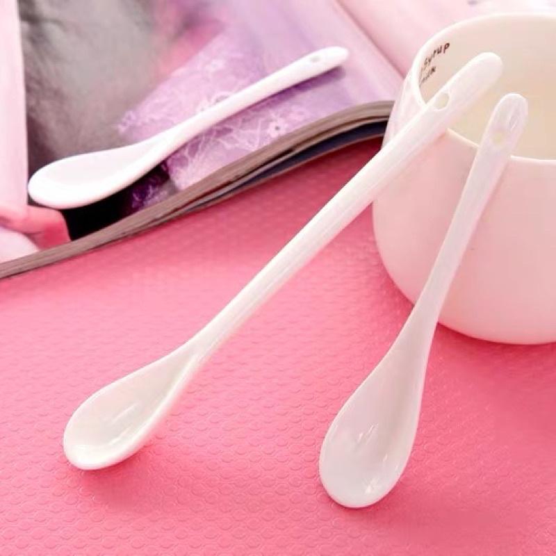 Muỗng Cà Phê Bằng Sứ Tay Cầm Dài Màu Trắng