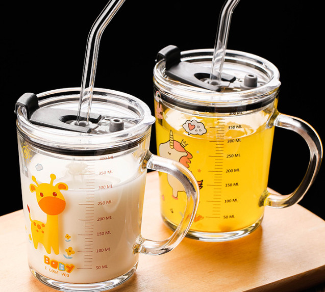 Ly Thủy Tinh Chia Vạch Có Quai in hình Ngộ nghĩnh 350ml | Kèm Óng Hút Silicon , Nắp Nhựa Ngăn Tràn