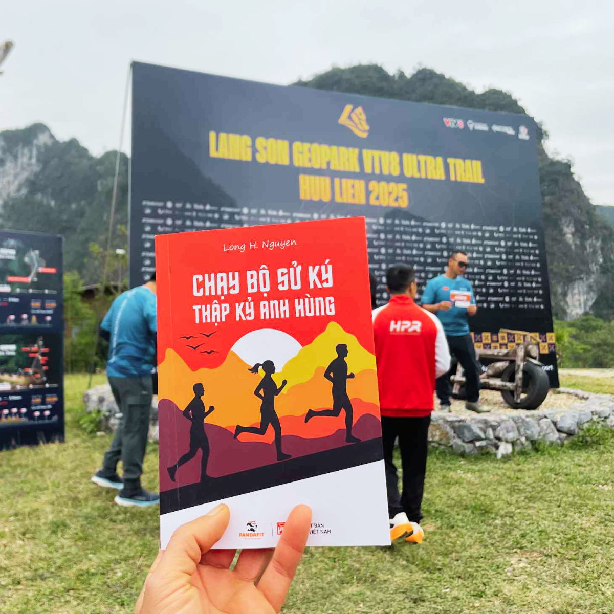 Sách PANDABOOKS Chạy bộ sử ký - Thập kỷ anh hùng