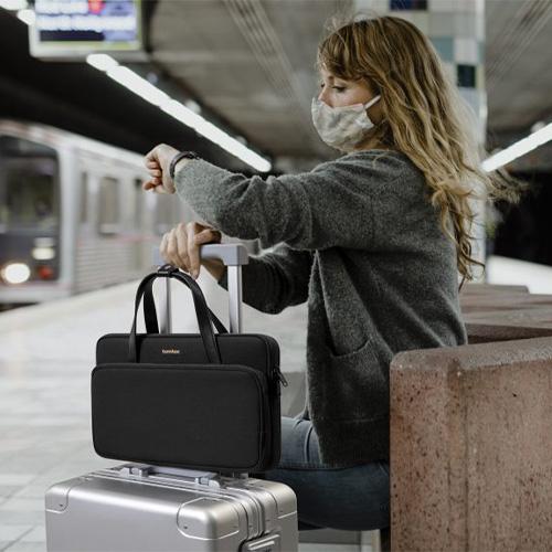 TÚI ĐEO CHÉO TOMTOC PREMIUM THEHER SHOULDER BAG DÀNH CHO MACB 13”/14" công nghệ chống sốc - HÀNG CHÍNH HÃNG