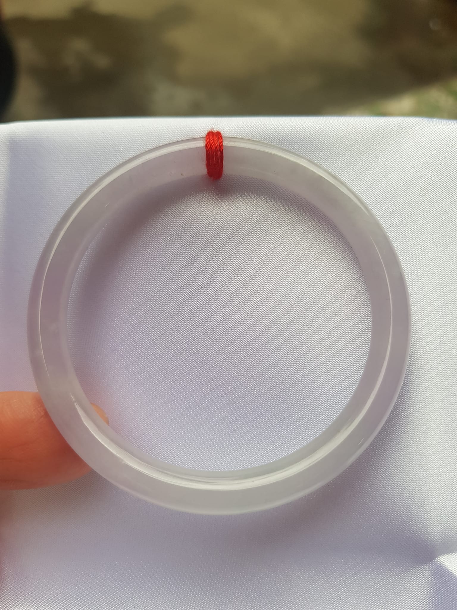 Vòng cẩm thạch Trắng Tím A 48mm x cọng mỏng nhỏ 6mm Màu trắng tím nhẹ 2 bên Nữ mệnh kim thủy tay nhỏ 35kg - 48kg đeo ạ