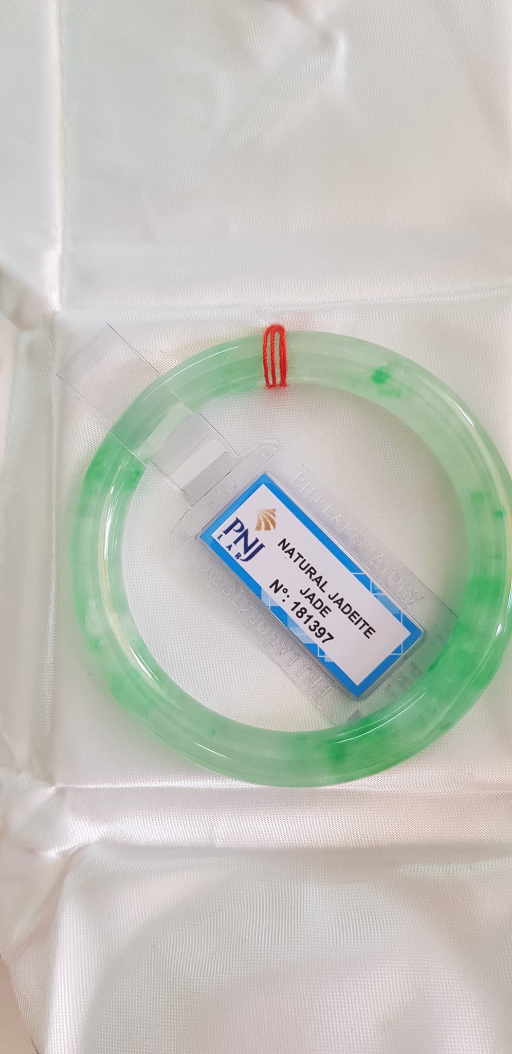 Vòng Cẩm Thạch tự nhiên T Lý Rơi Sao 52mm x cọng 8mm Vòng kiểm định Natural Jadeite Jade P No 181397 màu Xanh ngọc nhẹ trắng điểm xanh lý trong bóng đều đẹp sang lắm luôn nữ 50kg - 55kg đeo ạ