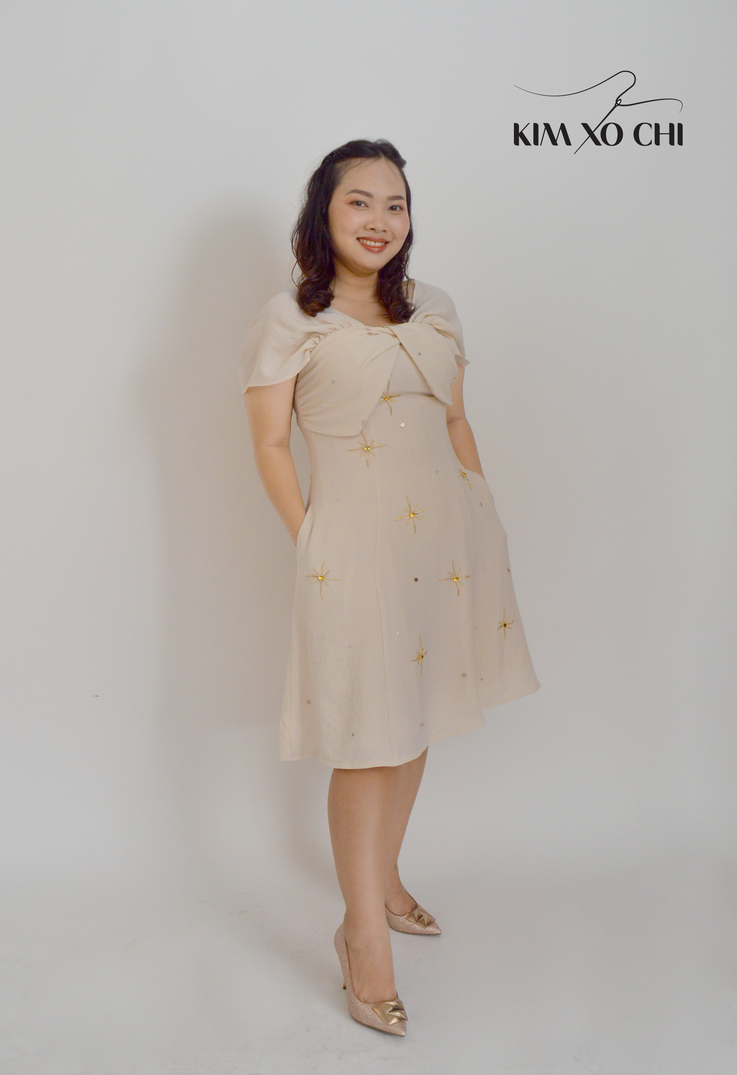 Đầm bigsize xoắn đính ngôi sao màu kem