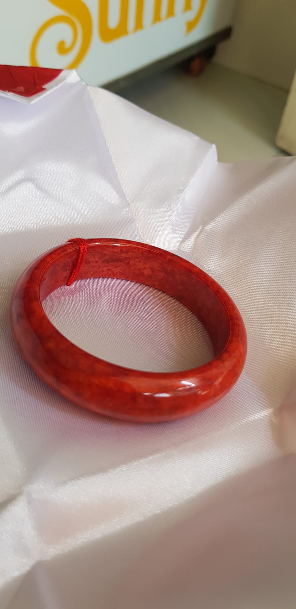 Vòng Cẩm Thạch mới Bản Hẹ Đỏ 56mm x cao 15mm x dầy 7,5mm màu đỏ bông bông đều đậm đẹp nữ mệnh hỏa mệnh thổ 54kg - 65kg đeo hợp ạ