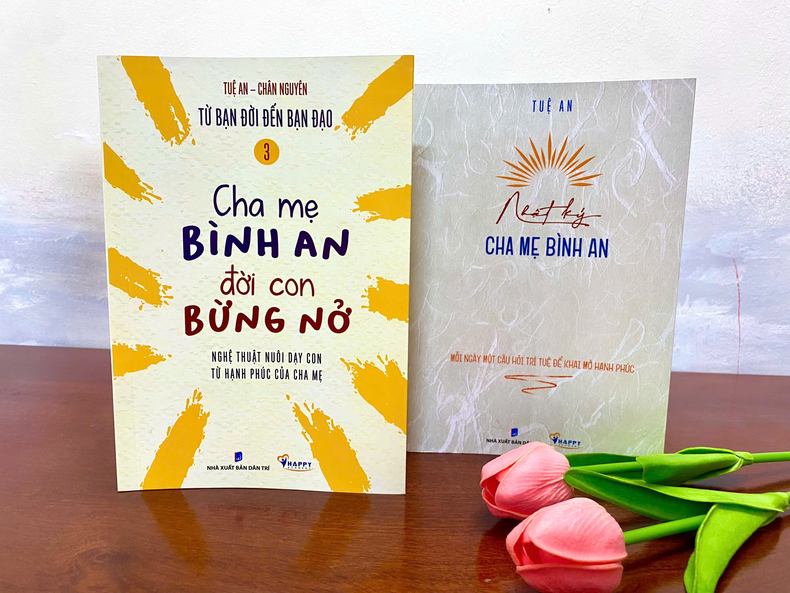Bộ sách Từ Bạn Đời Đến Bạn Đạo tập 3: Cha Mẹ Bình An Đời Con Bừng Nở và Nhật kí Cha Mẹ Bình An (Tặng kèm 2 tấm thẻ Cha Mẹ Bình An) - Tuệ An &amp; Chân Nguyên (2 cuốn)