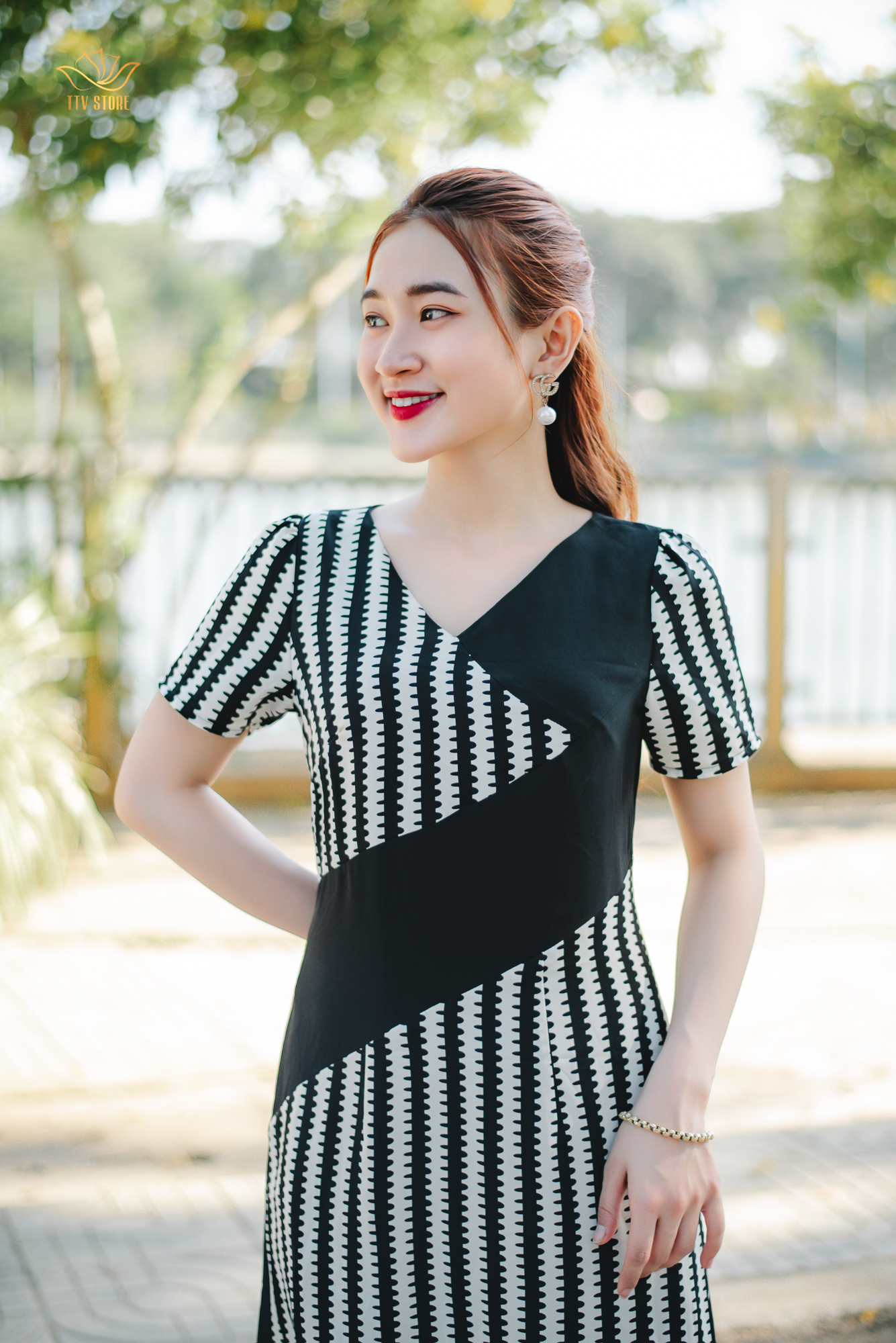 Đầm Suông thiết kế trung niên cao cấp sang trọng Cổ tim tay ngắn màu Đen họa tiết TTV STORE TTV1328