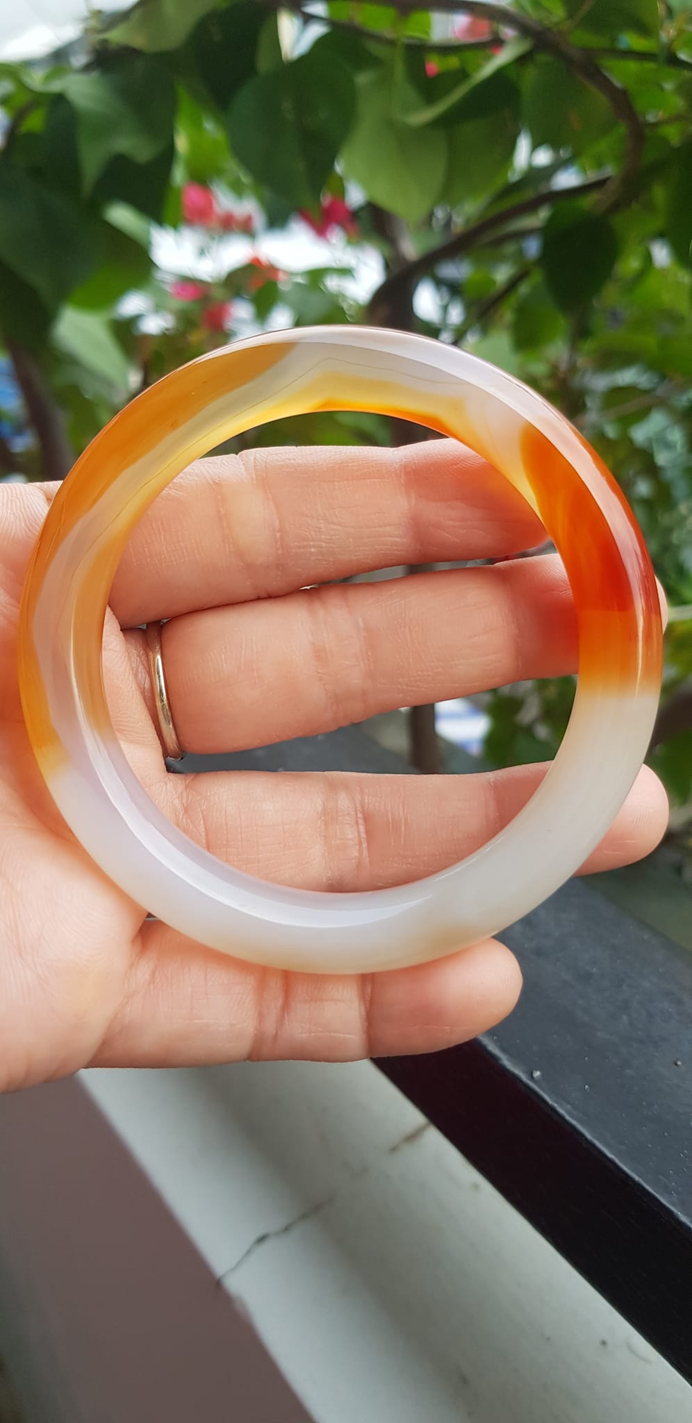 Vòng tay Nữ đá mã não đỏ cam trắng Ni 56mm x chột to 9mm Màu trắng đỏ cam nhẹ 1 bên vân nhẹ nhàng đẹp ạ Nữ 55kg - 63kg đeo xinh tay đẹp ạ
