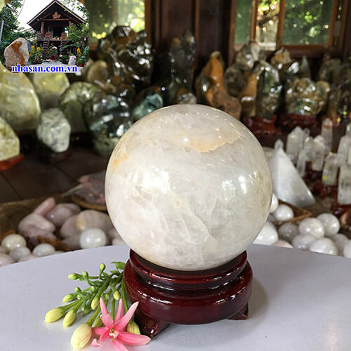 Quả cầu phong thủy đá thạch anh trắng tự nhiên tạo năng lượng dương QC823 nặng 800gr đường kính 8.3cm  – Vật phẩm phong thủy tài lộc, may mắn và bình an