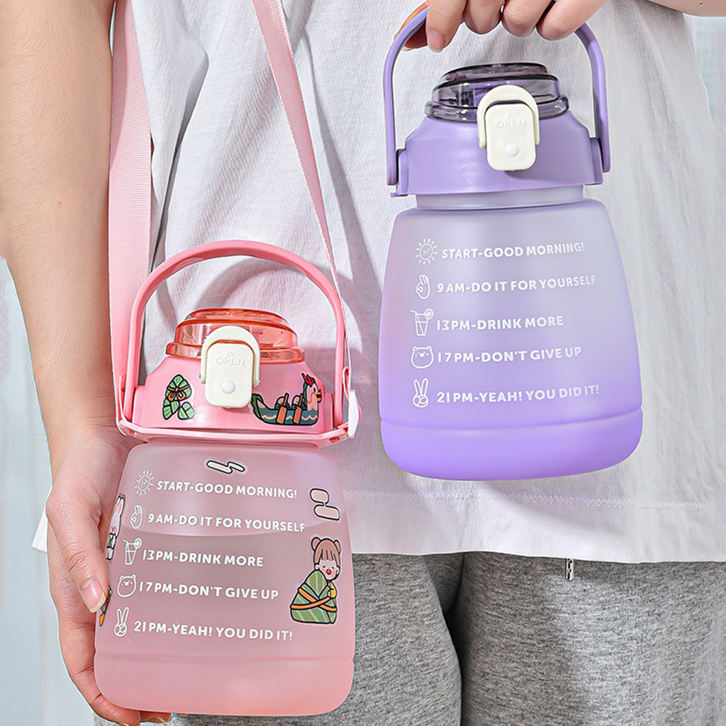 Bình Nước Nhắc Nhở Uống Nước Theo Ngày 1200ml - YOGA QG , Màu Sắc Bắt Mắt, Thiết Kế Ống Hút Tiện Dụng, Có Vạch Báo Giờ Uống Nước - Hàng chính hãng
