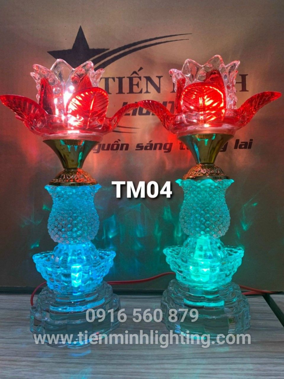 Đèn Thờ Hoa Sen Thủy Tinh TM04, Tự động đổi màu, đèn Led  cho khả năng chiếu sáng, tuổi thọ đèn đến 5000h, Thân đèn làm bằng thủy tinh cao cấp