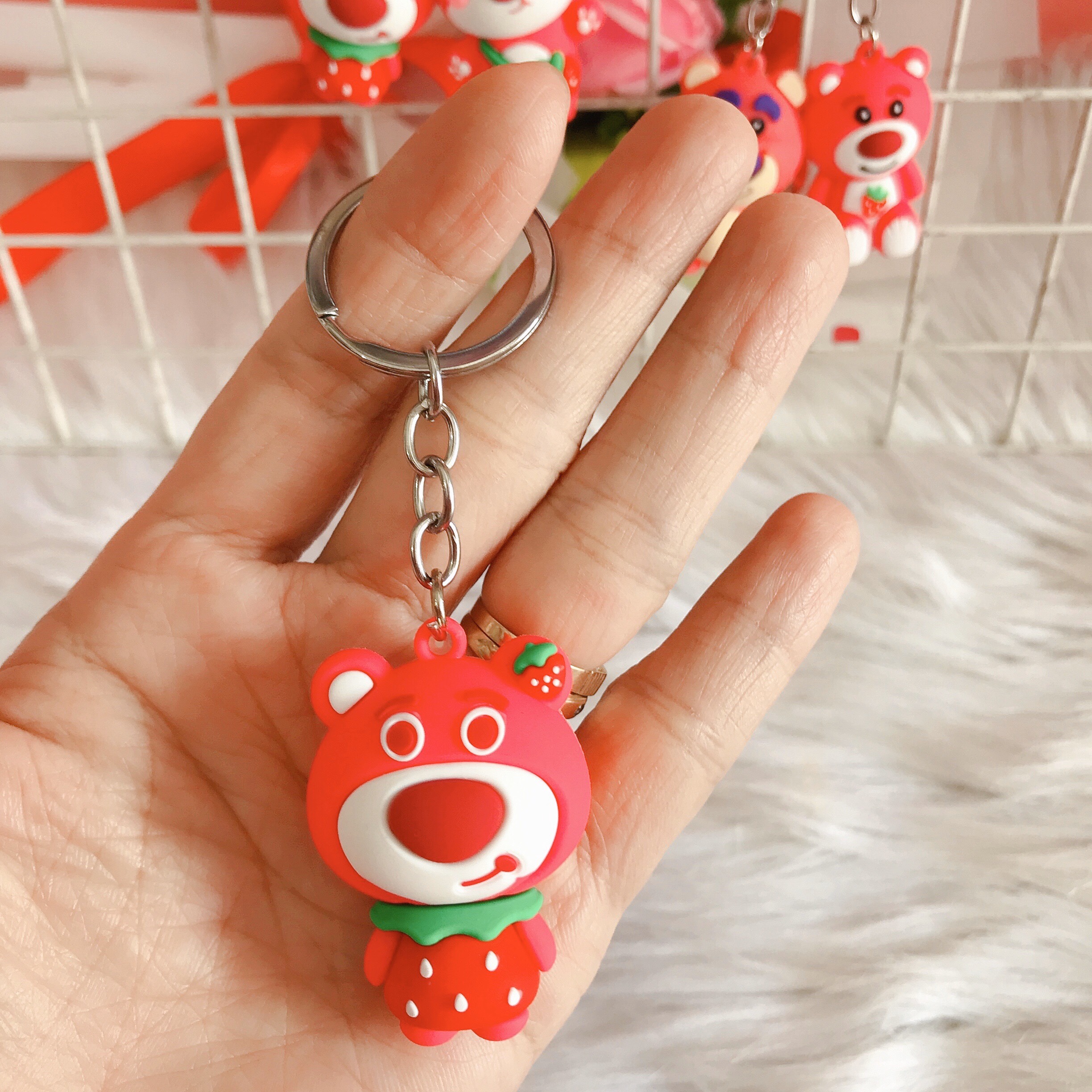 Móc Khoá Gấu Dâu Hồng Lotso Silicon Siu Đáng Yêu - Gấu Lotso Huggin Trong Phim Hoạt Hình Toy Story Dễ Thương