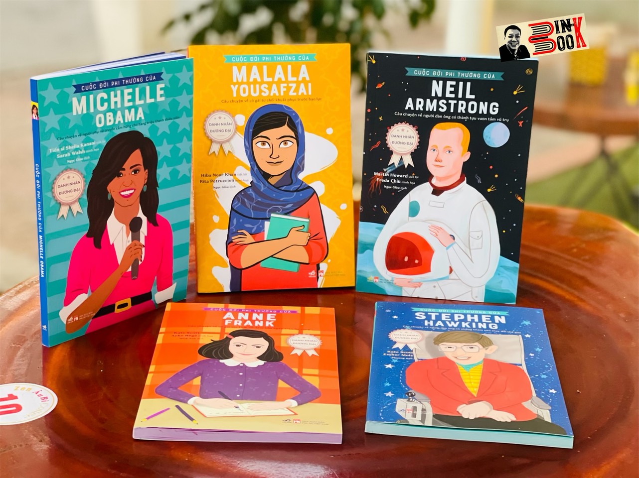(Combo 5 cuốn DANH NHÂN ĐƯƠNG ĐẠI – Cuộc Đời Phi Thường Của Stephen Hawking – Cuộc Đời Phi Thường Của Anne frank – Cuộc Đời Phi Thường Của Malala Yousafzal - Cuộc Đời Phi Thường Của Michelle Obama -  Cuộc Đời Phi Thường Của Neil Armstrong