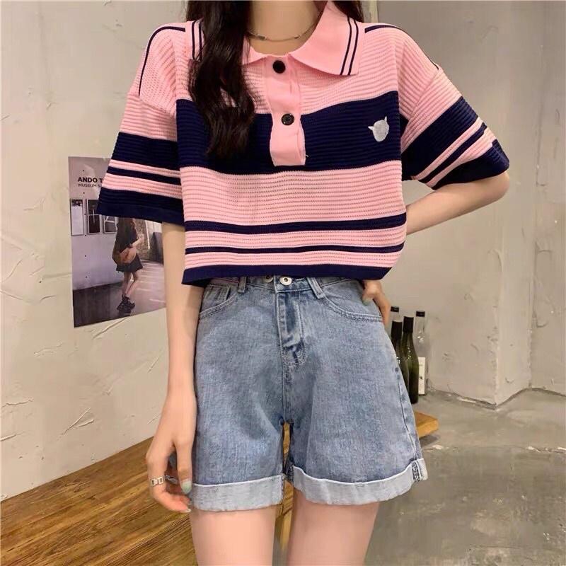 Áo len nữ cộc tay cổ bẻ dáng ngắn suông phối màu kẻ logo thêu trước ngực