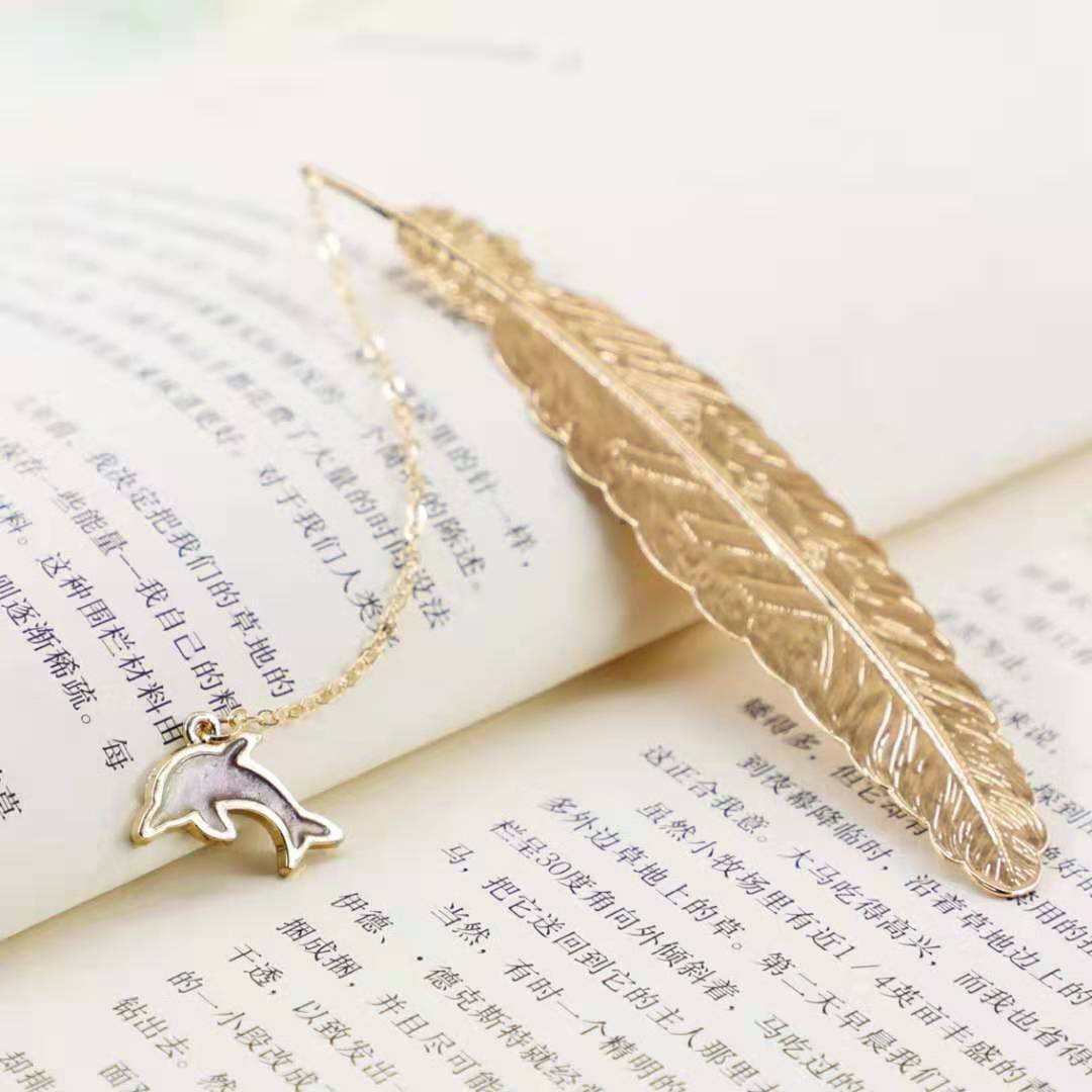 Bookmark Kim Loại Đánh Dấu Sách Hình Lông Vũ Dây Treo - Cá Heo